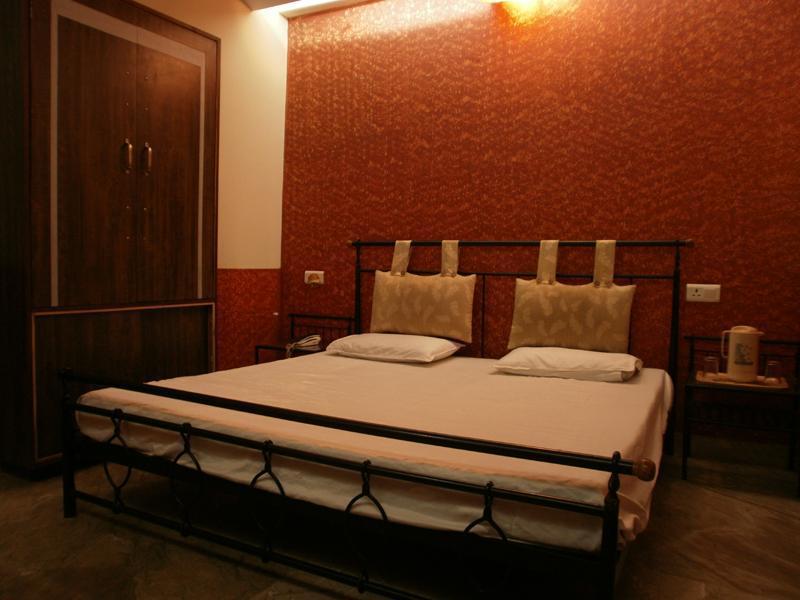 Sheel Gopal Vision Hotel Матура Екстериор снимка