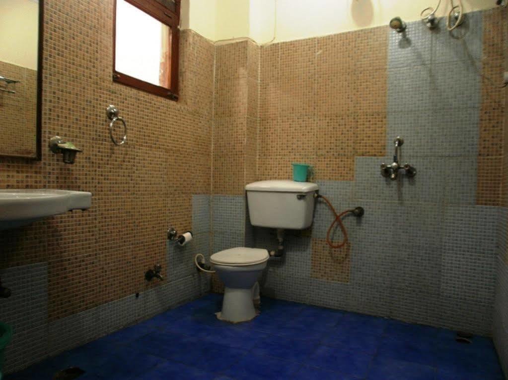 Sheel Gopal Vision Hotel Матура Екстериор снимка