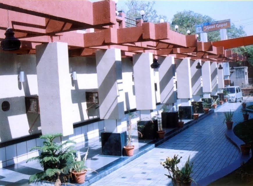 Sheel Gopal Vision Hotel Матура Екстериор снимка