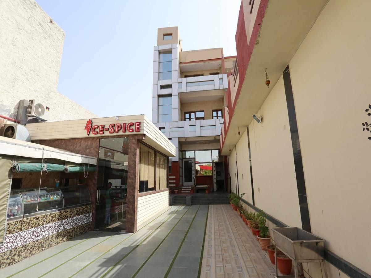 Sheel Gopal Vision Hotel Матура Екстериор снимка
